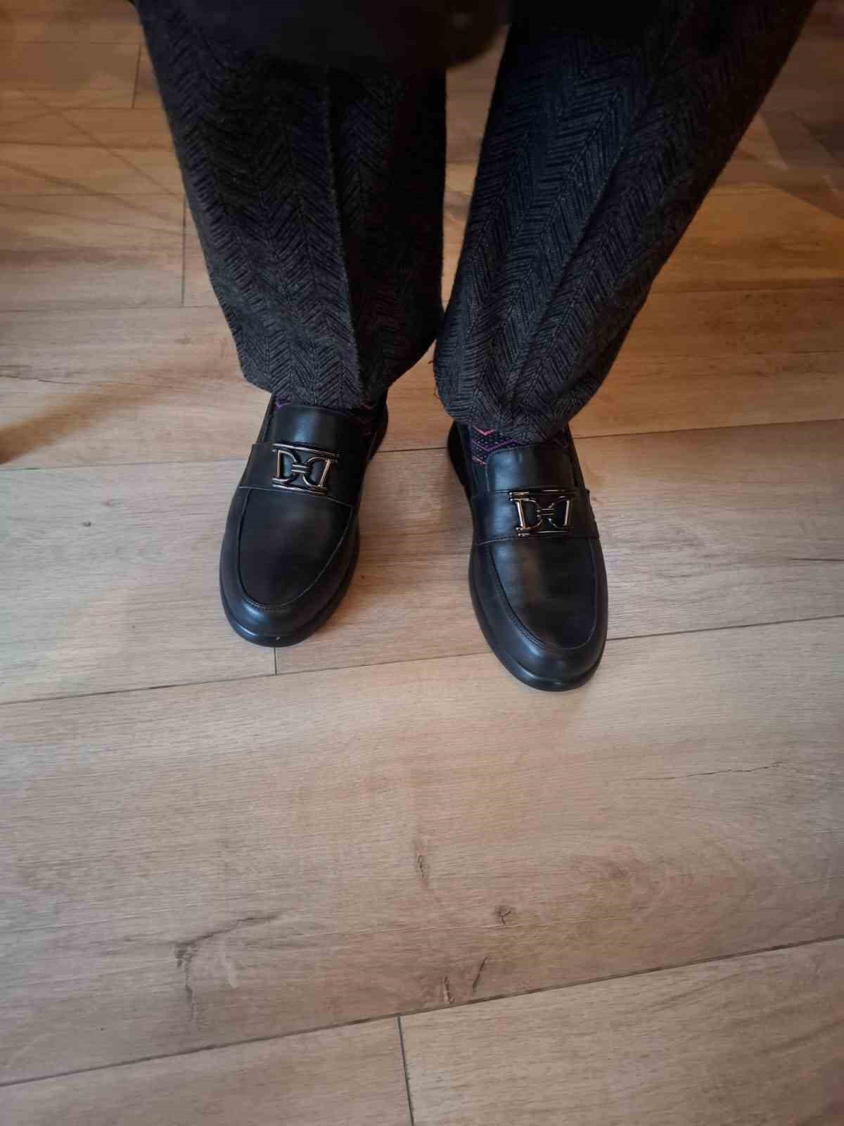 Ayakkabısı olmadığı için terlikle dolaşan yaşlı kadına mahalle muhtarı yardım etti
