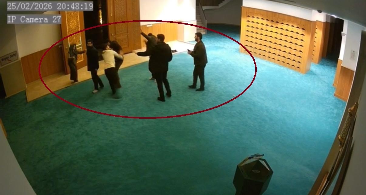 Ayakkabısının kaybolduğunu söyleyip cami görevlilerine saldırdı
