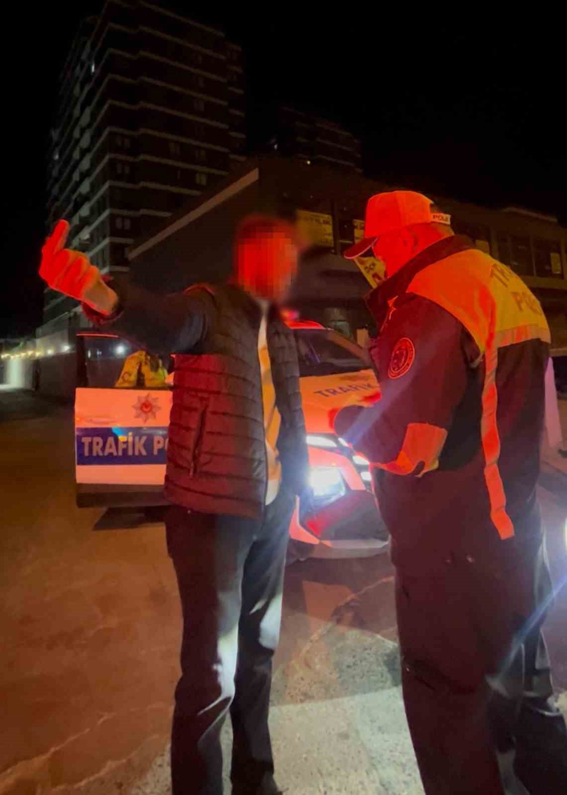 "Ayaklarına kapanayım ne olur arabayı men etmeyin" diyen alkollü sürücü cezadan kurtulamadı
