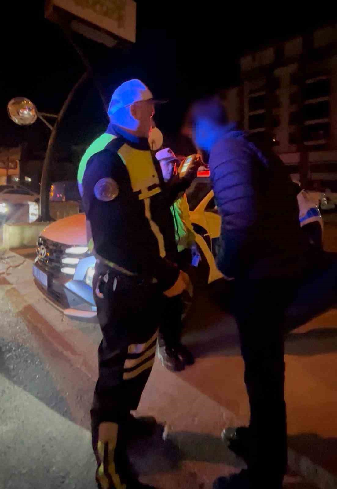 "Ayaklarına kapanayım ne olur arabayı men etmeyin" diyen alkollü sürücü cezadan kurtulamadı
