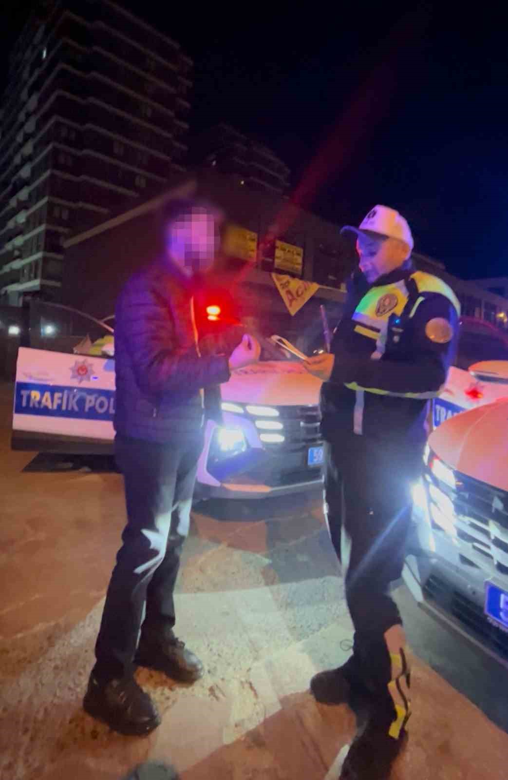 "Ayaklarına kapanayım ne olur arabayı men etmeyin" diyen alkollü sürücü cezadan kurtulamadı
