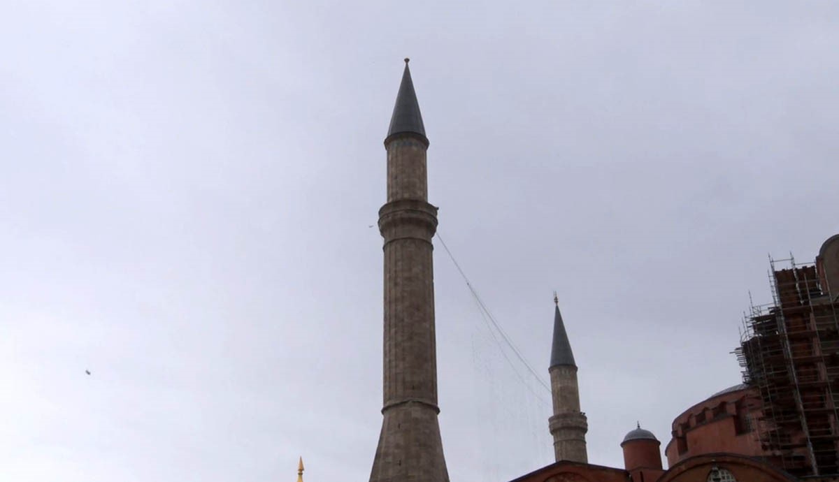 Ayasofya Camii’nin alemi şiddetli rüzgar nedeniyle düştü
