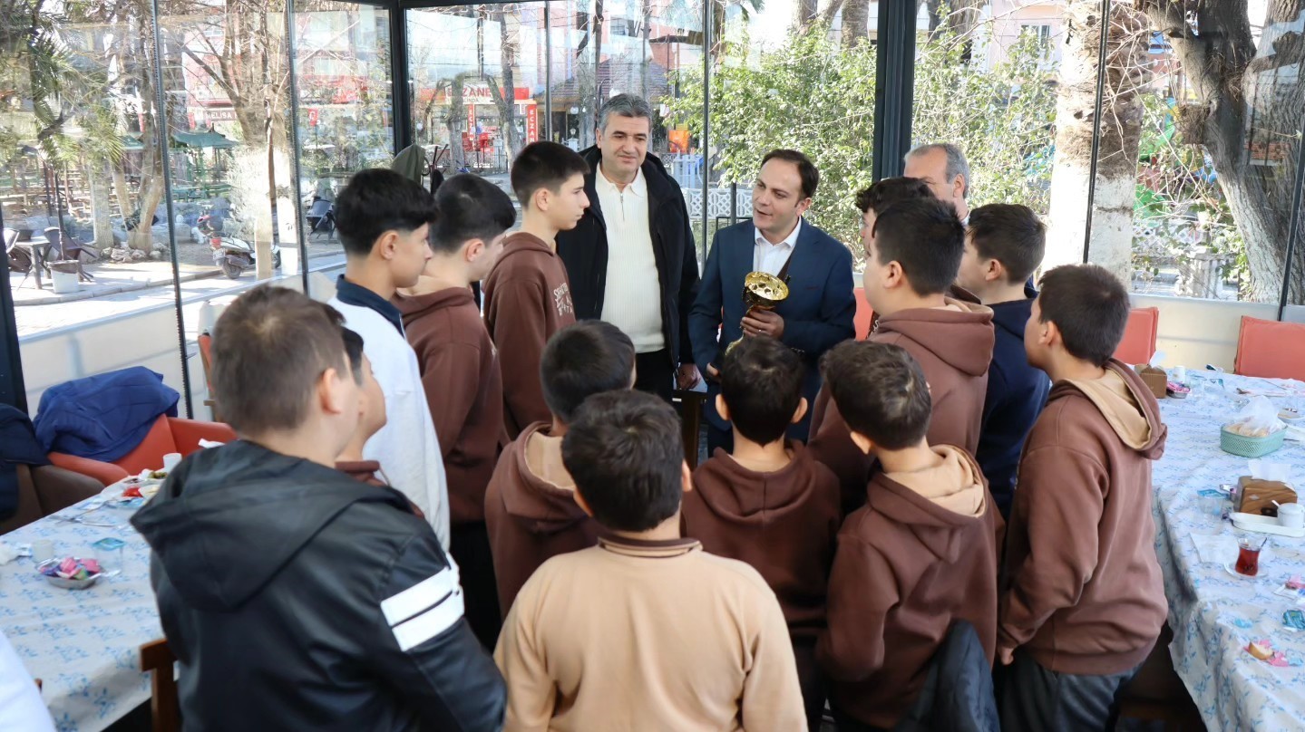 Aydın birincisi voleybol takımına moral kahvaltısı
