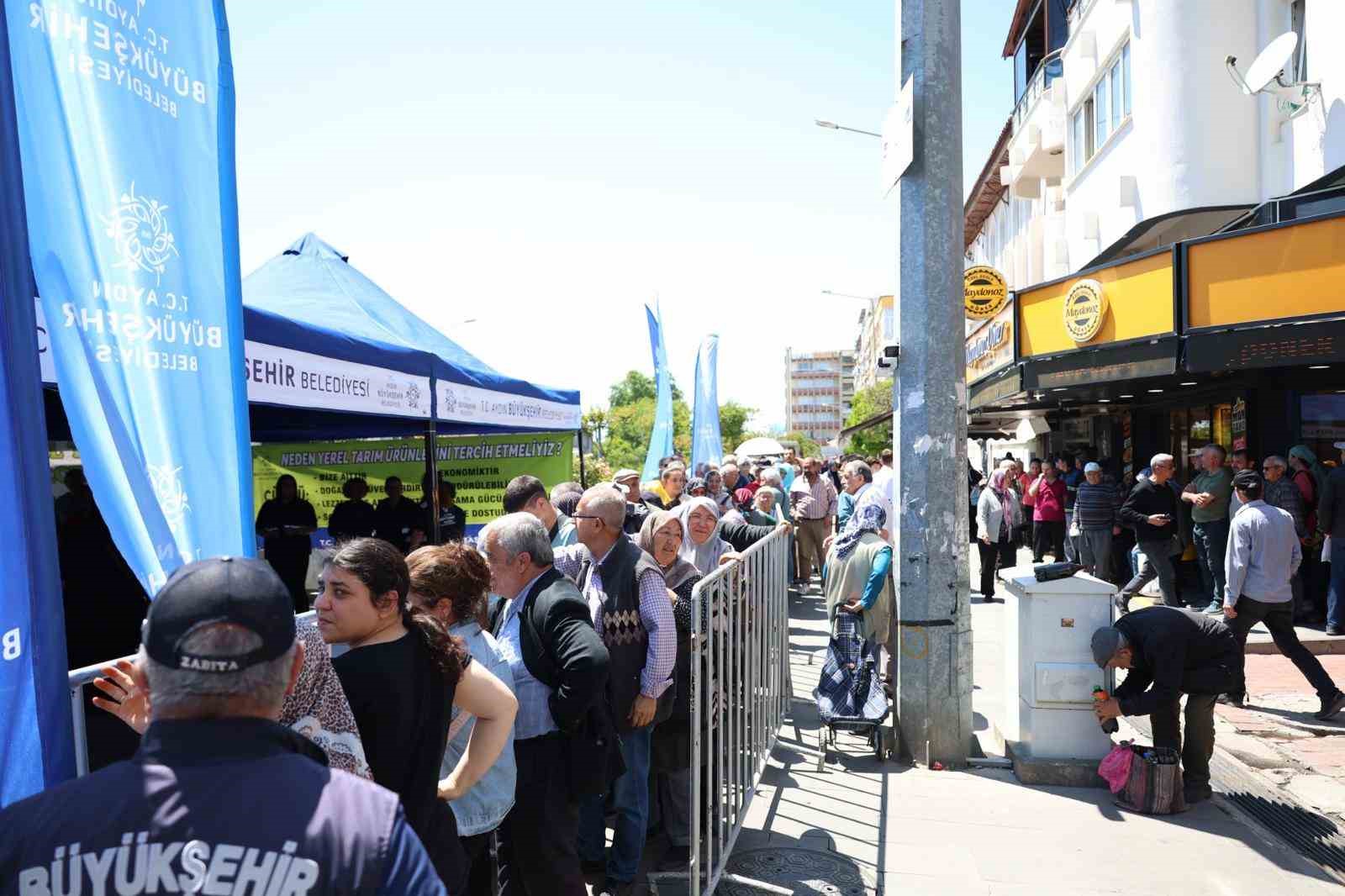 Aydın Büyükşehir Belediyesi binlerce fideyi Nazilli’de vatandaşlara dağıttı
