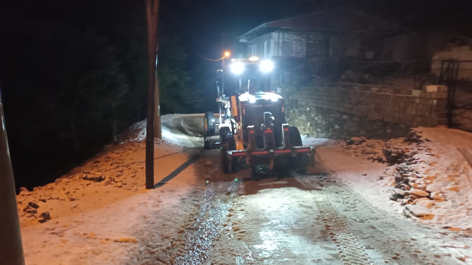 Aydın Büyükşehir Belediyesi ekiplerinden kar mesaisi
