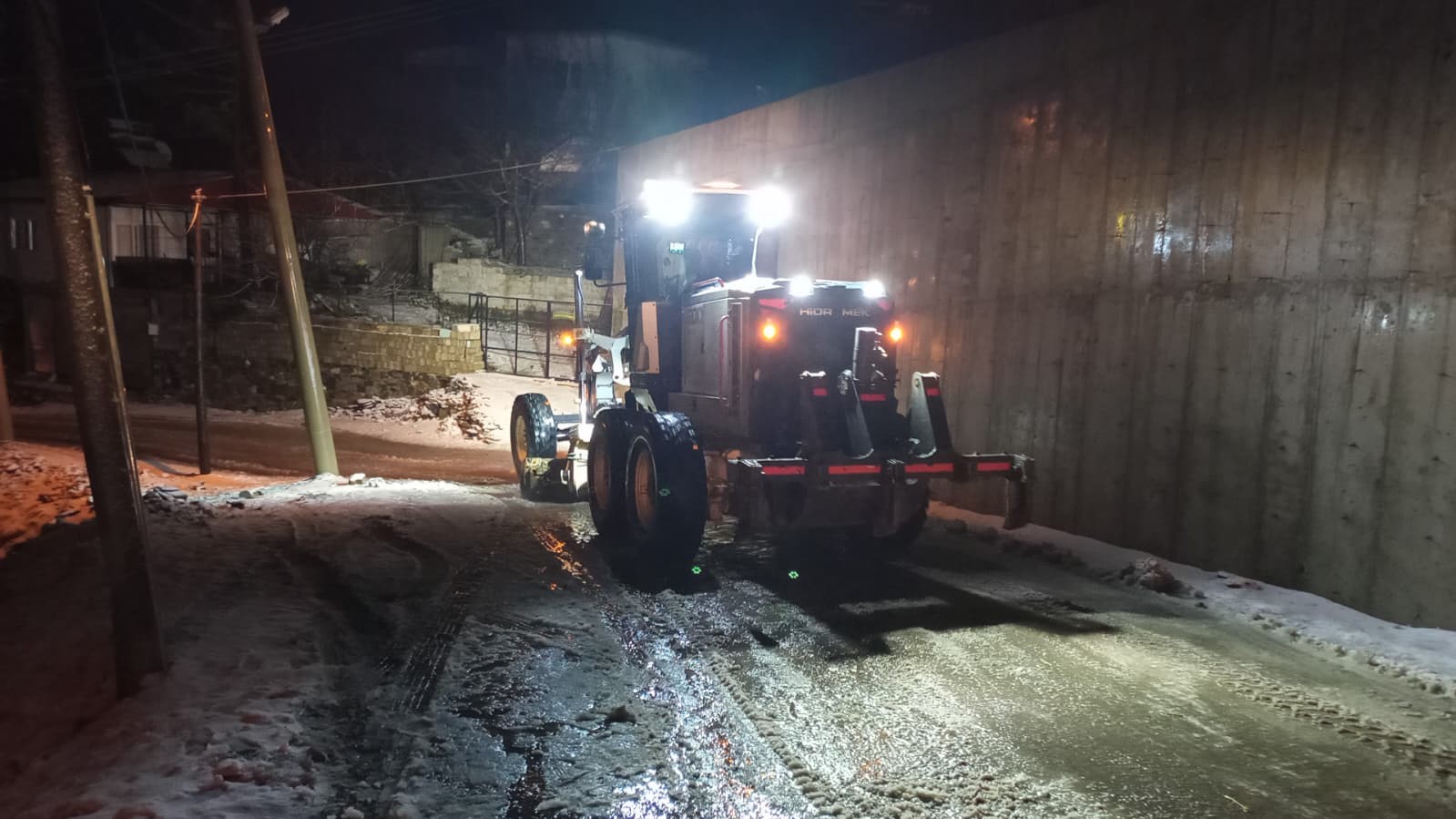 Aydın Büyükşehir Belediyesi ekiplerinden kar mesaisi
