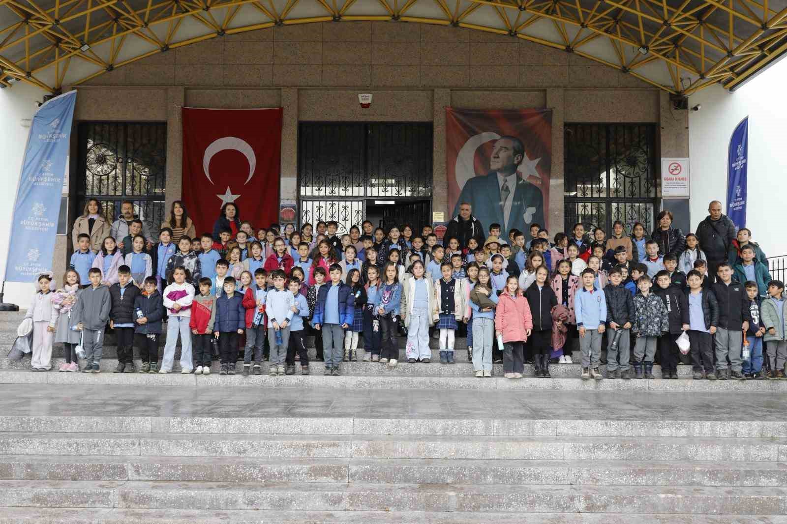 Aydın Büyükşehir Belediyesi minik öğrencileri tiyatro ile buluşturdu
