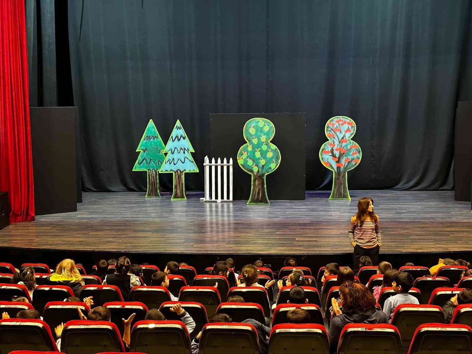 Aydın Büyükşehir Belediyesi minik öğrencileri tiyatro ile buluşturdu
