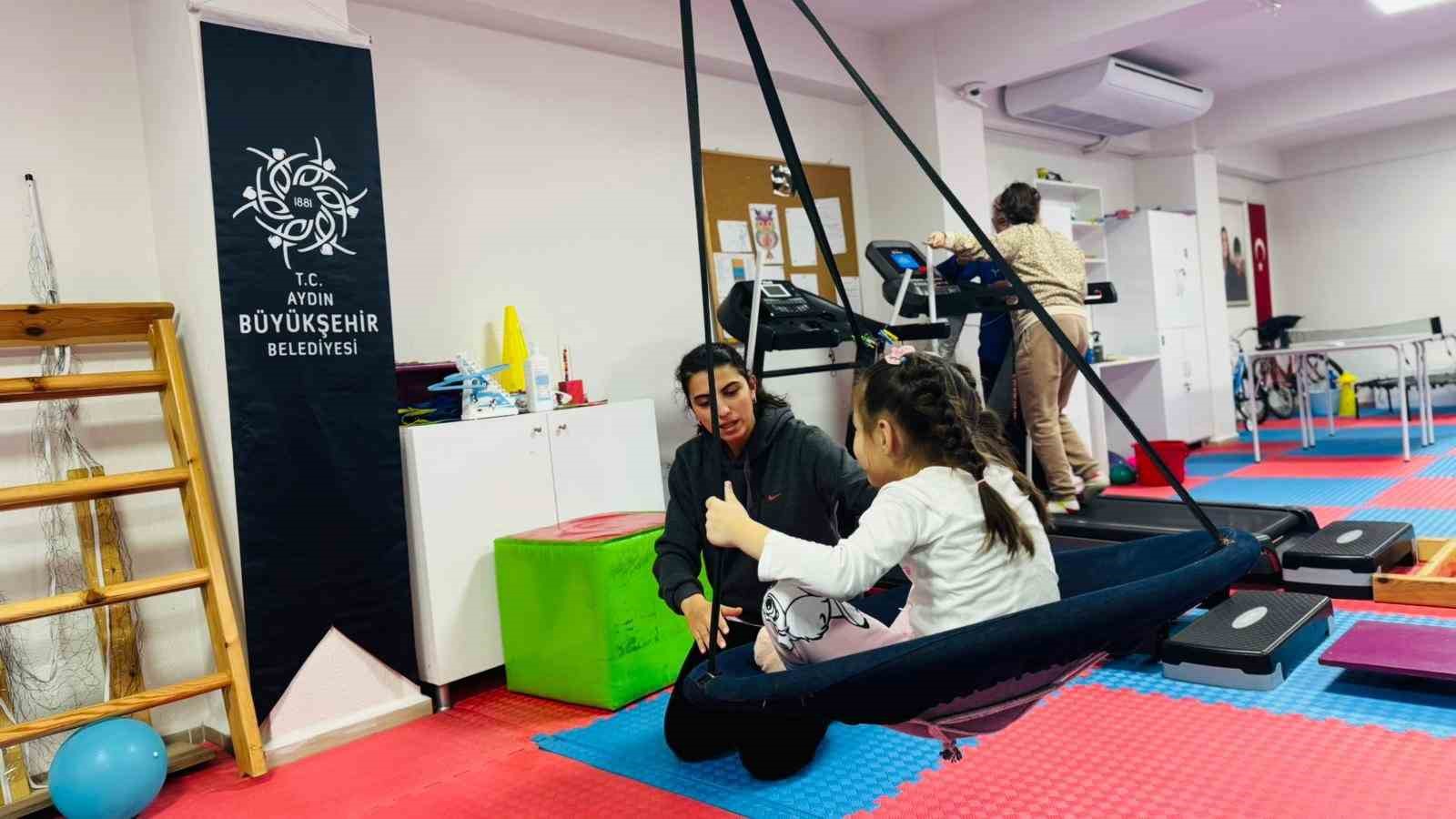 Aydın Büyükşehir Belediyesi, Otizm Destek Merkezleri özel eğitim öğrencilerinin yanında
