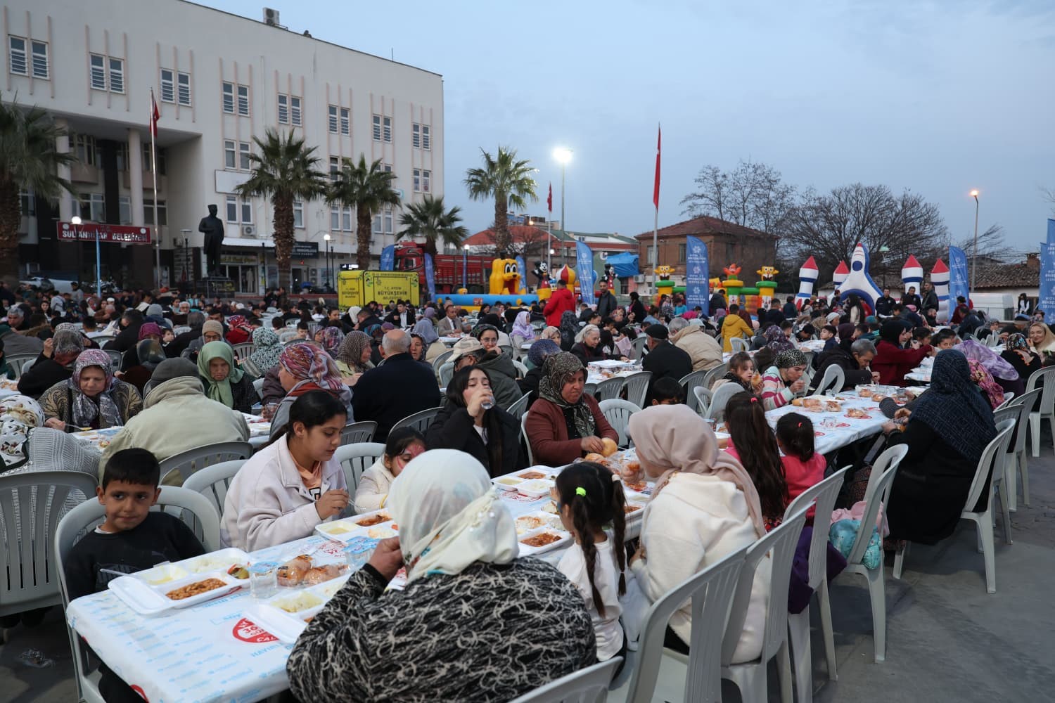 Aydın Büyükşehir Belediyesi Ramazan’ın bereketini kentin dört bir yanına taşımayı sürdürüyor
