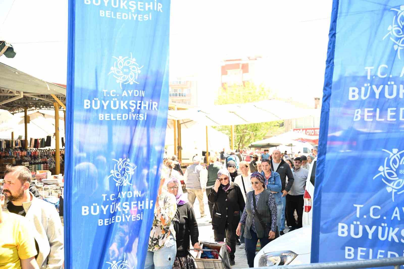 Aydın Büyükşehir Belediyesi Söke’de binlerce fideyi vatandaşlarla buluşturdu
