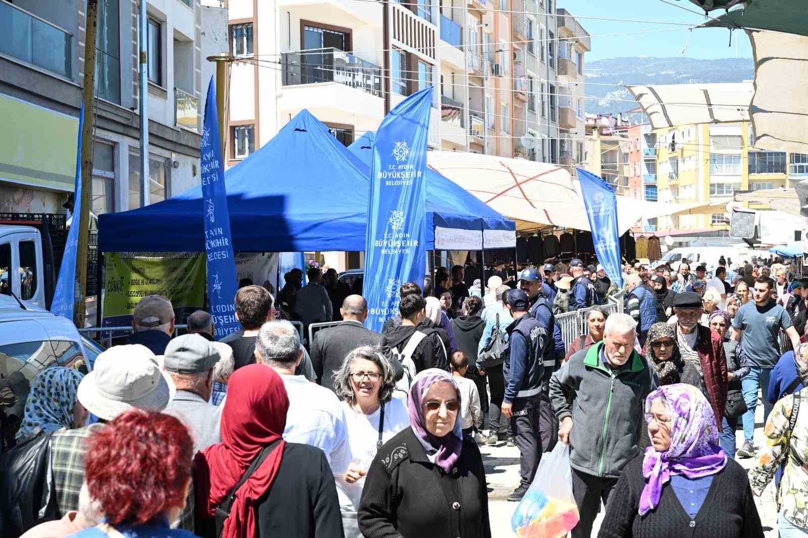 Aydın Büyükşehir Belediyesi Söke’de binlerce fideyi vatandaşlarla buluşturdu
