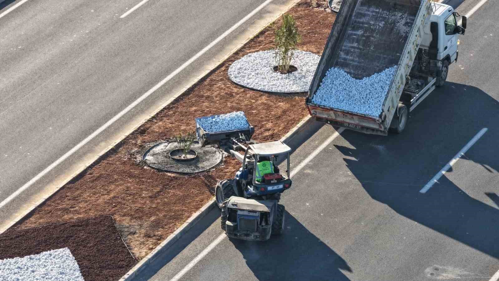 Aydın Büyükşehir Belediyesi’nden Acarlar-Şehir Hastanesi yolunda peyzaj düzenlemesi
