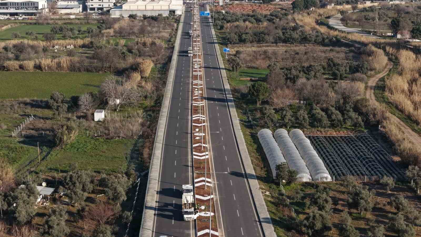 Aydın Büyükşehir Belediyesi’nden Acarlar-Şehir Hastanesi yolunda peyzaj düzenlemesi
