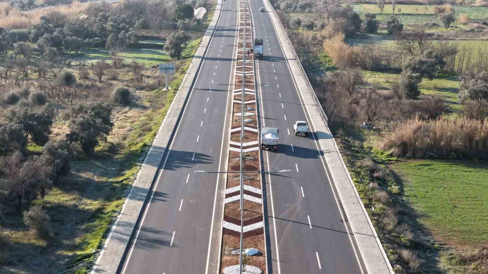 Aydın Büyükşehir Belediyesi’nden Acarlar-Şehir Hastanesi yolunda peyzaj düzenlemesi
