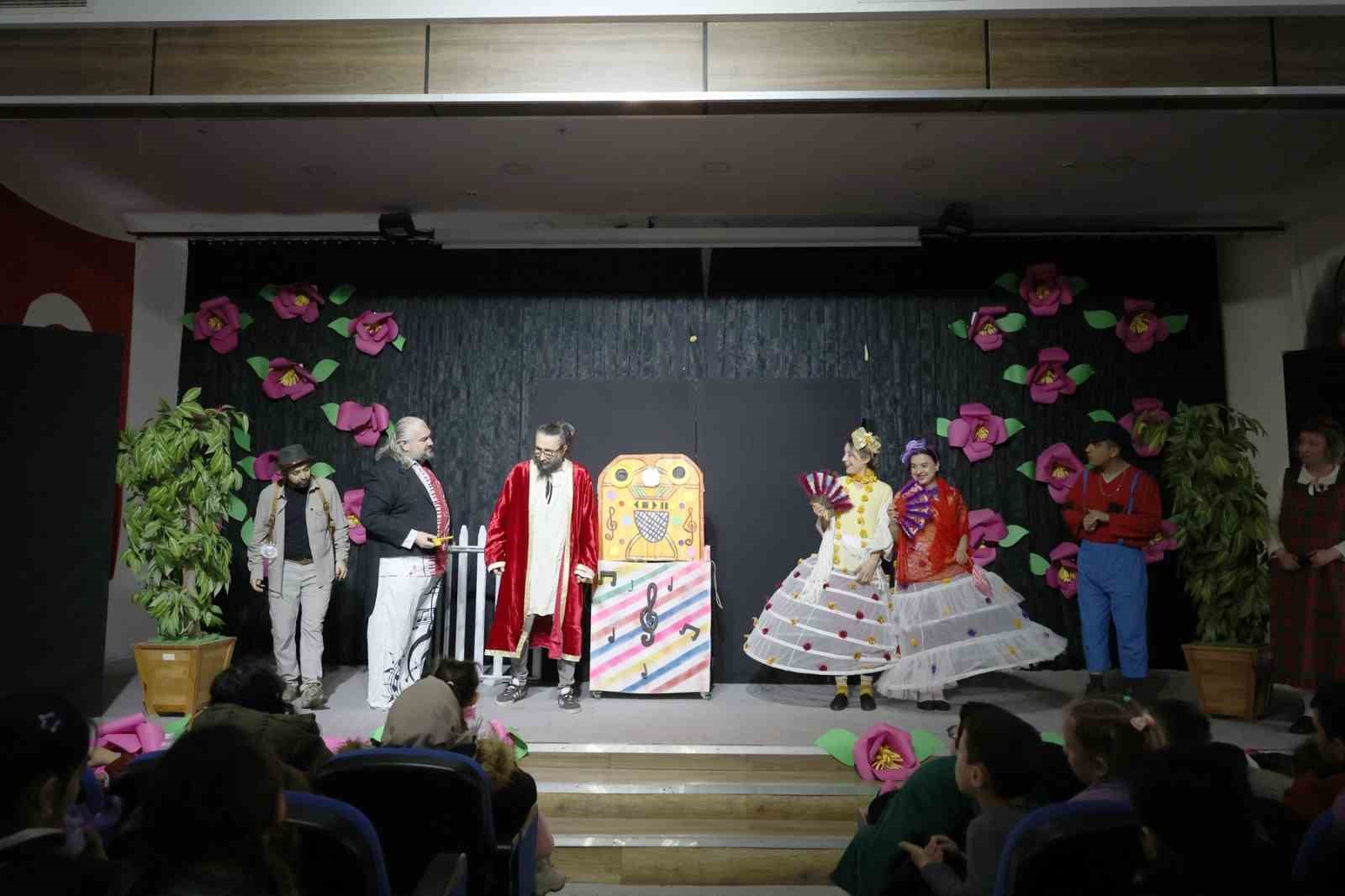 Aydın Büyükşehir Belediyesi’nden çocuklara tiyatro şöleni
Aydın Büyükşehir Belediyesi’nden çocuklara tiyatro şöleni