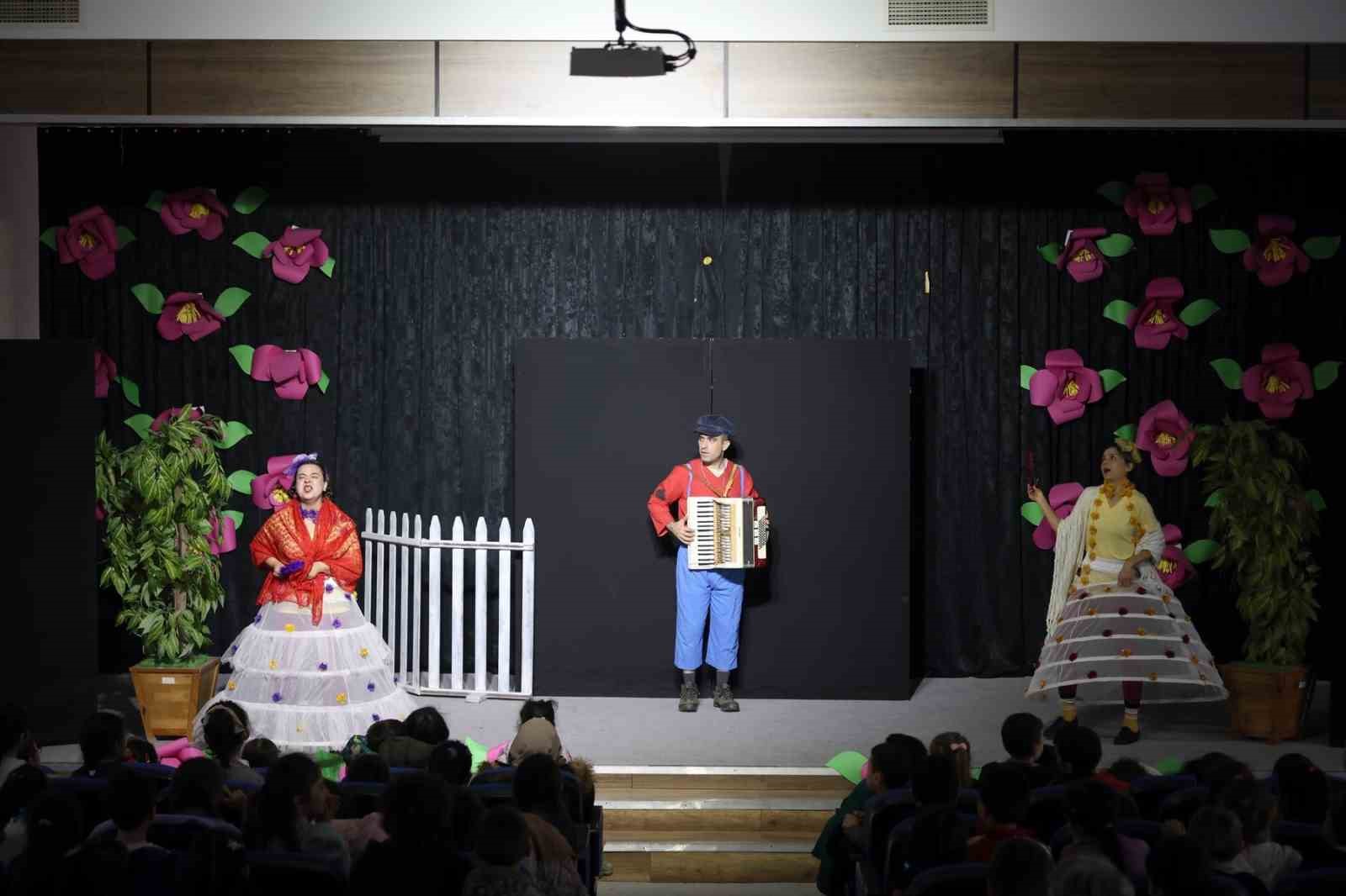 Aydın Büyükşehir Belediyesi’nden çocuklara tiyatro şöleni
Aydın Büyükşehir Belediyesi’nden çocuklara tiyatro şöleni