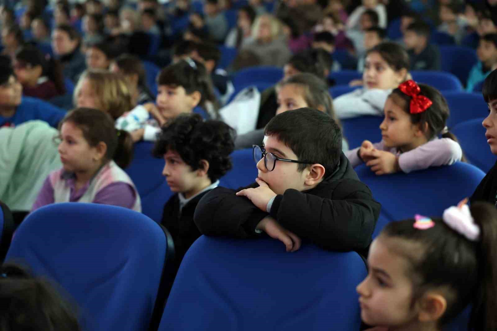 Aydın Büyükşehir Belediyesi’nden çocuklara tiyatro şöleni
Aydın Büyükşehir Belediyesi’nden çocuklara tiyatro şöleni