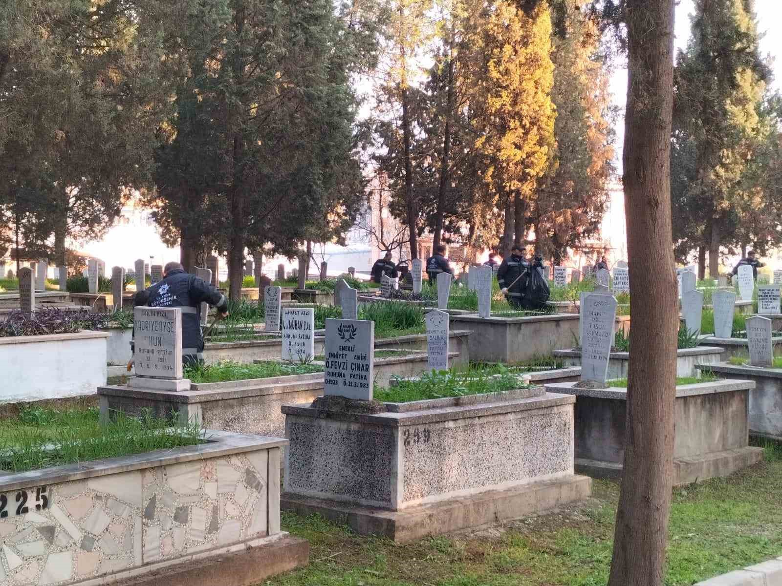 Aydın Büyükşehir Belediyesi’nden mezarlıklarda yoğun çalışma
