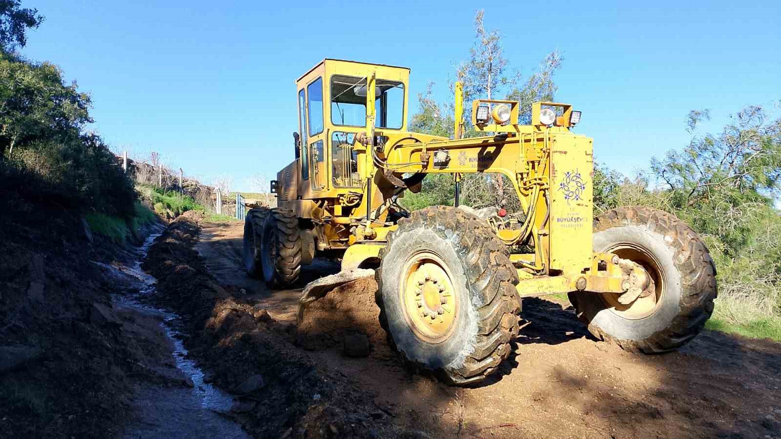 Aydın Büyükşehir Belediyesi’nin yol çalışmaları sürüyor
