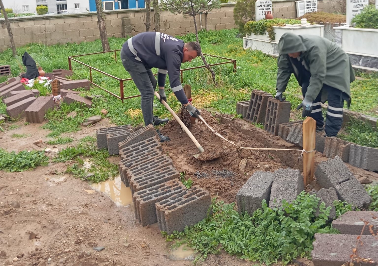 Aydın Büyükşehir, Çine’de mezarlıklarda onarım ve bakım çalışması gerçekleştirdi
