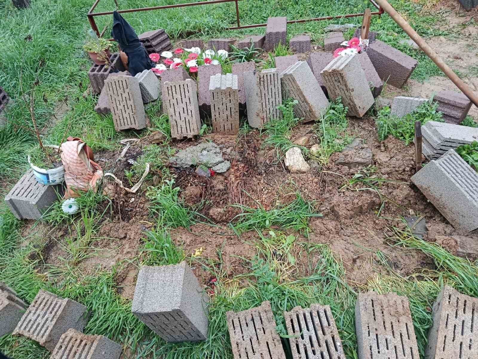 Aydın Büyükşehir, Çine’de mezarlıklarda onarım ve bakım çalışması gerçekleştirdi
