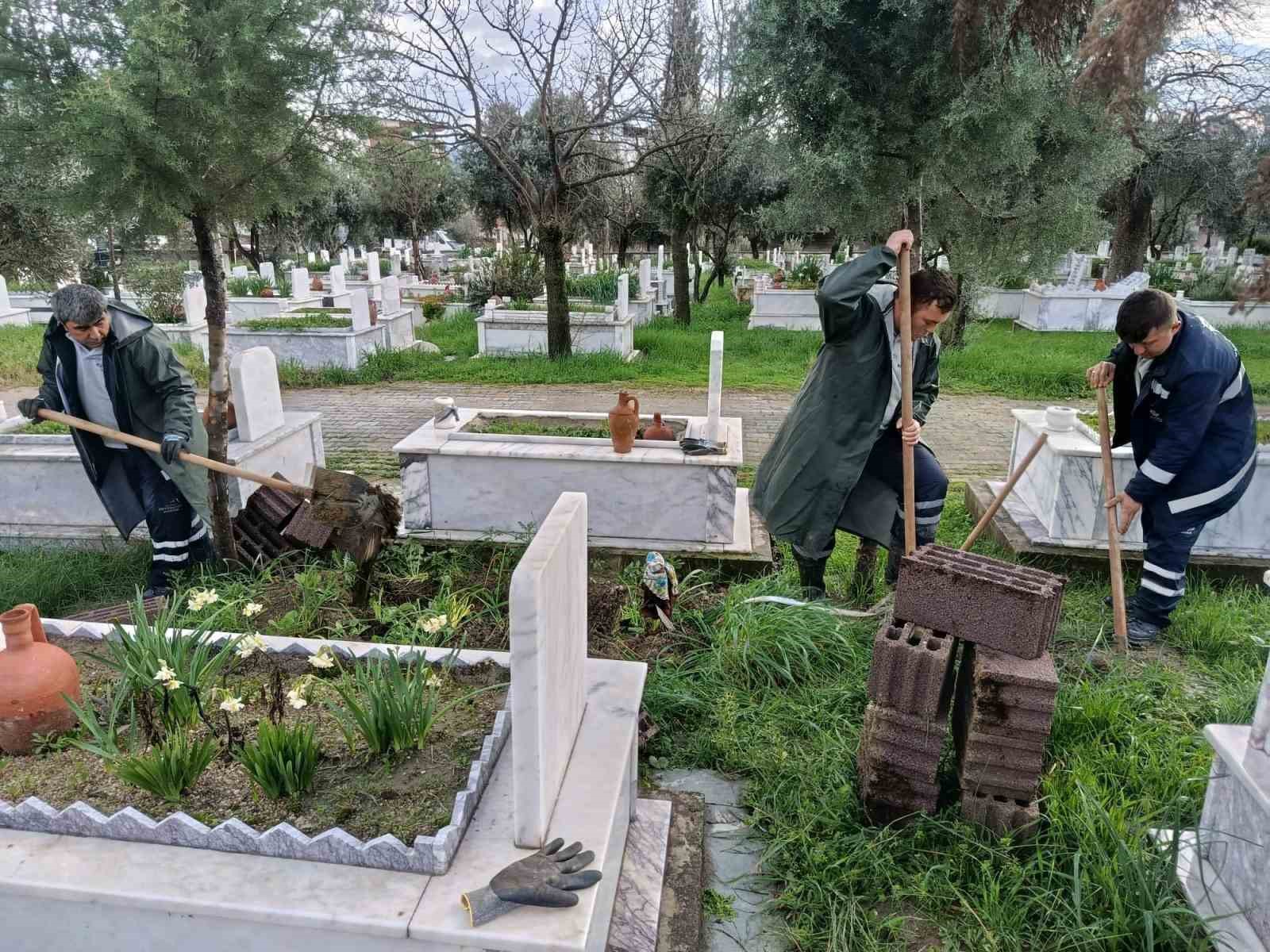 Aydın Büyükşehir, Çine’de mezarlıklarda onarım ve bakım çalışması gerçekleştirdi
