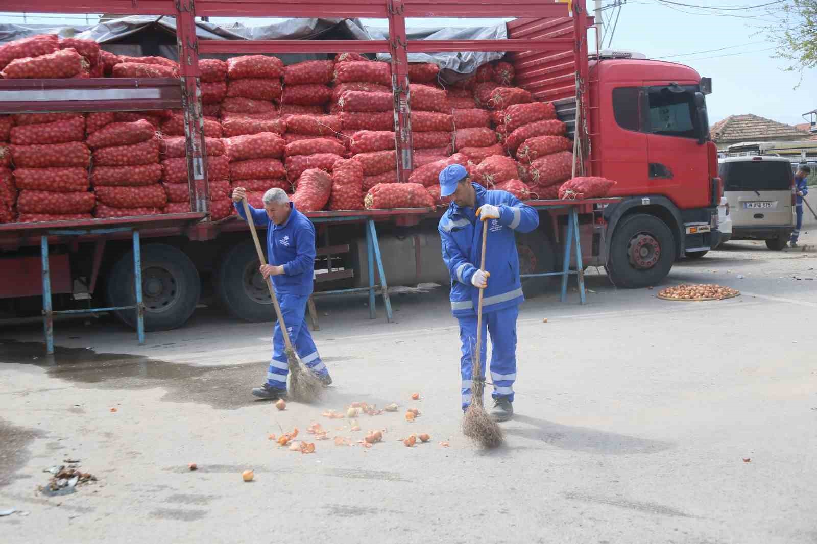 Aydın Büyükşehir’den Acarlar’da çevre düzenleme ve bakım çalışması

