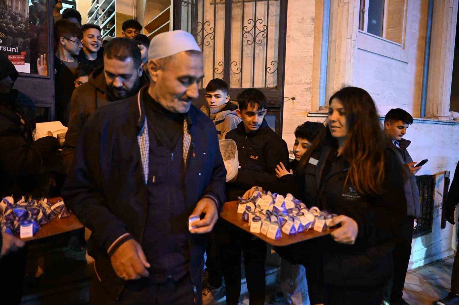 Aydın Büyükşehir’den Kadir Gecesi’nde lokum ikramı
