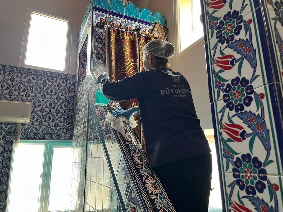 Aydın Büyükşehir’den Karacaören’de camilerde temizlik çalışması
