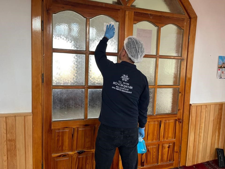 Aydın Büyükşehir’den Karacaören’de camilerde temizlik çalışması
