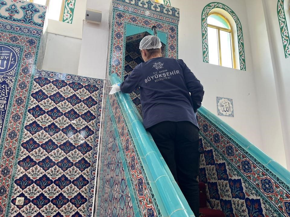 Aydın Büyükşehir’den Karacaören’de camilerde temizlik çalışması
