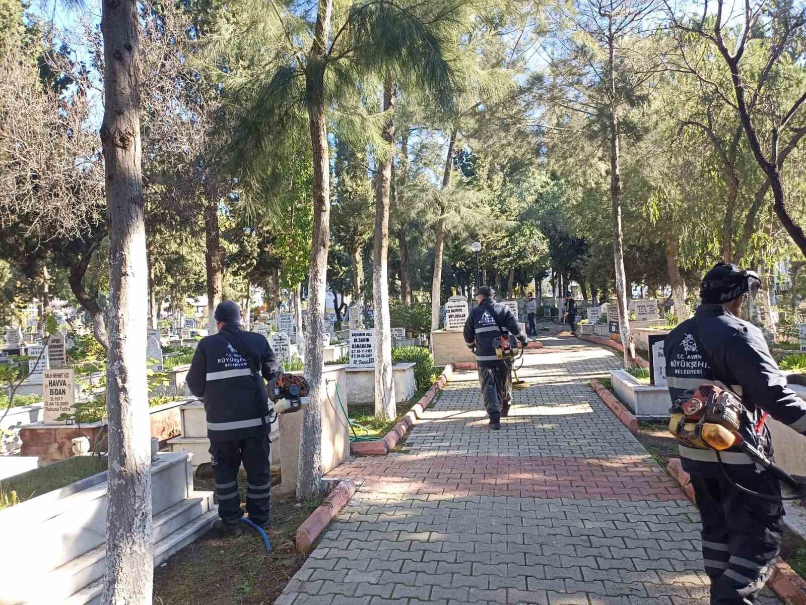 Aydın Büyükşehir’den mezarlıklarda Ramazan Bayramı öncesi temizlik çalışması
