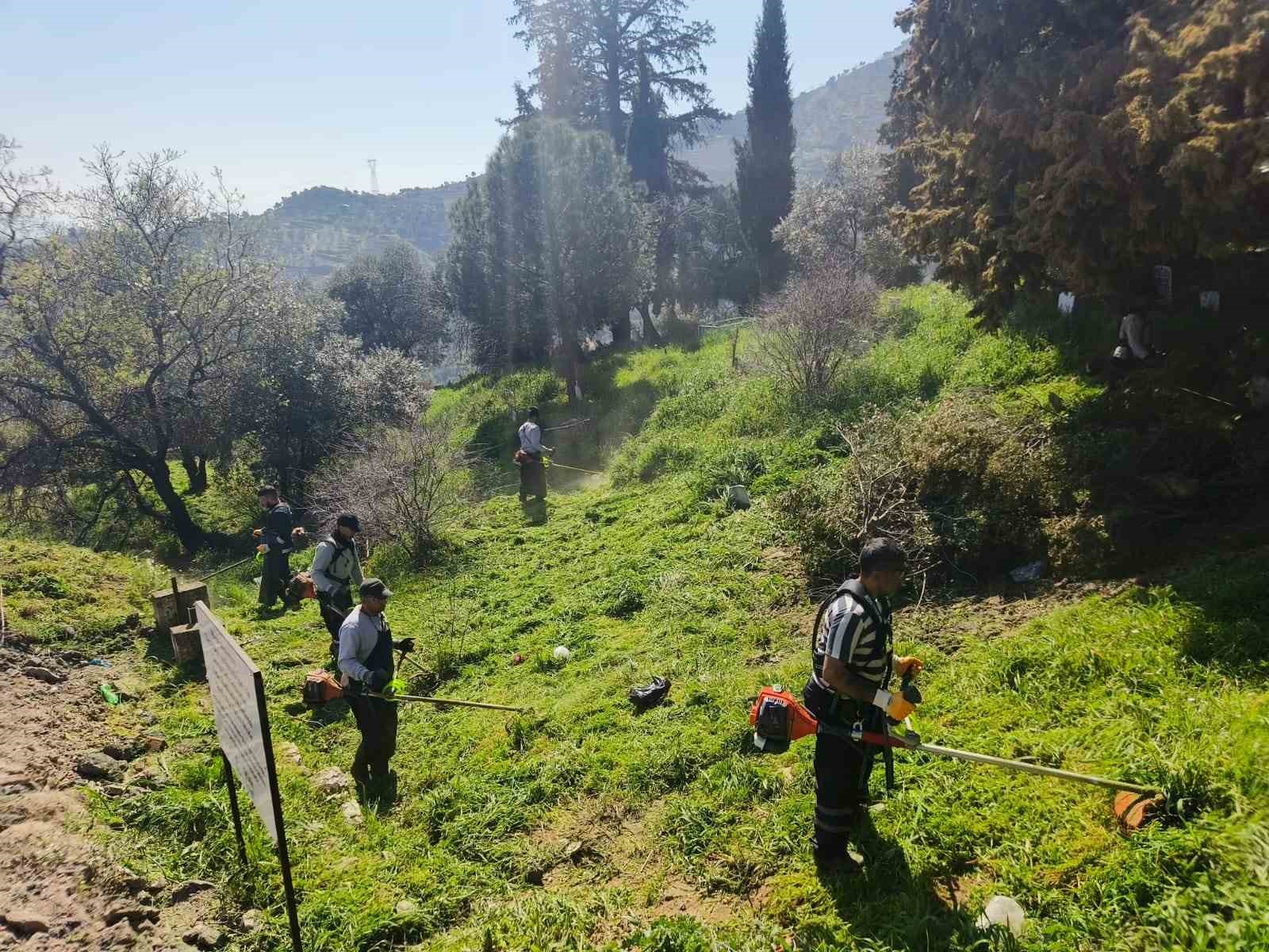 Aydın Büyükşehir’den mezarlıklarda Ramazan Bayramı öncesi temizlik çalışması

