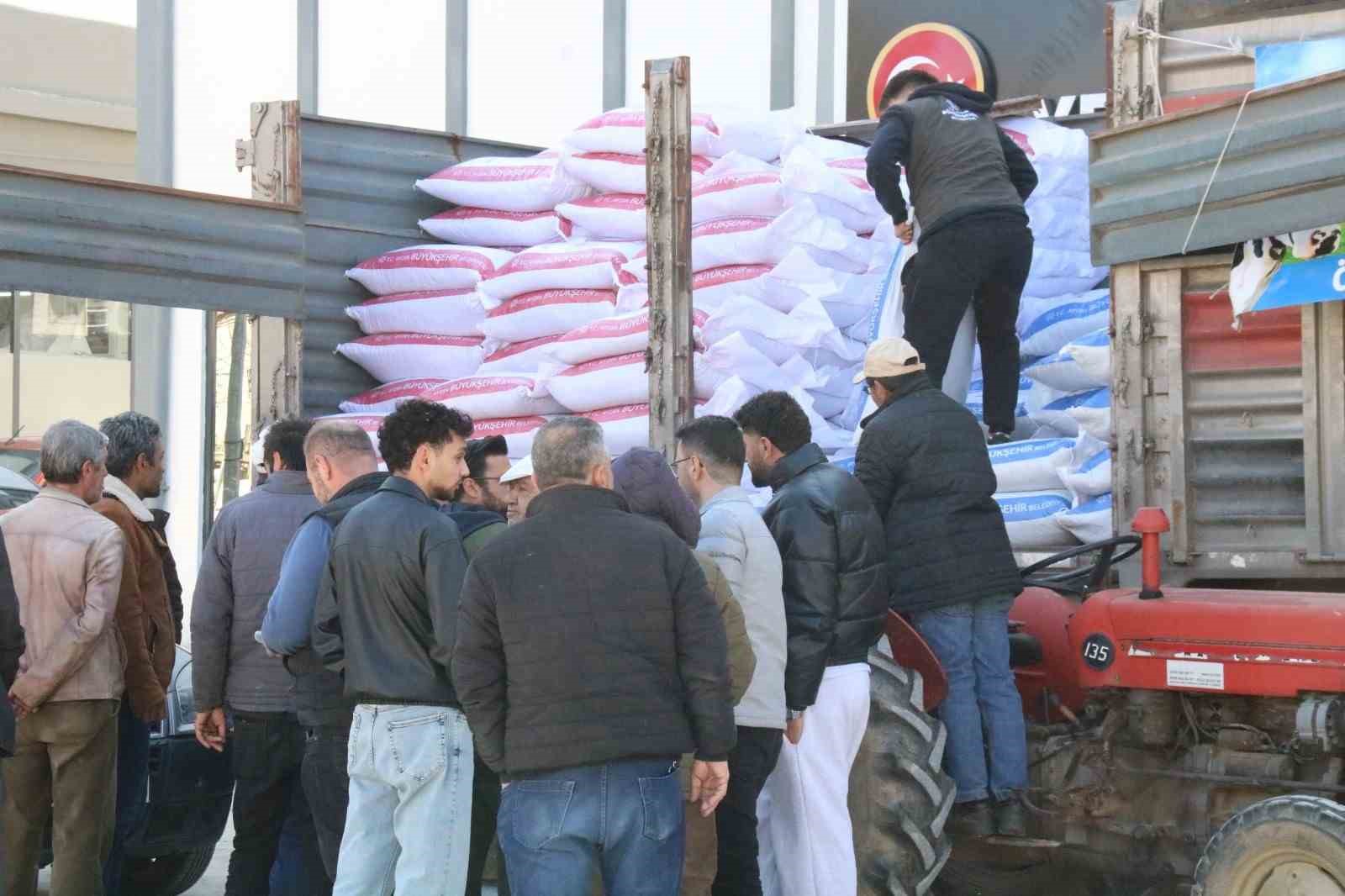 Aydın Büyükşehir’den Yenipazarlı üreticilere yem desteği
