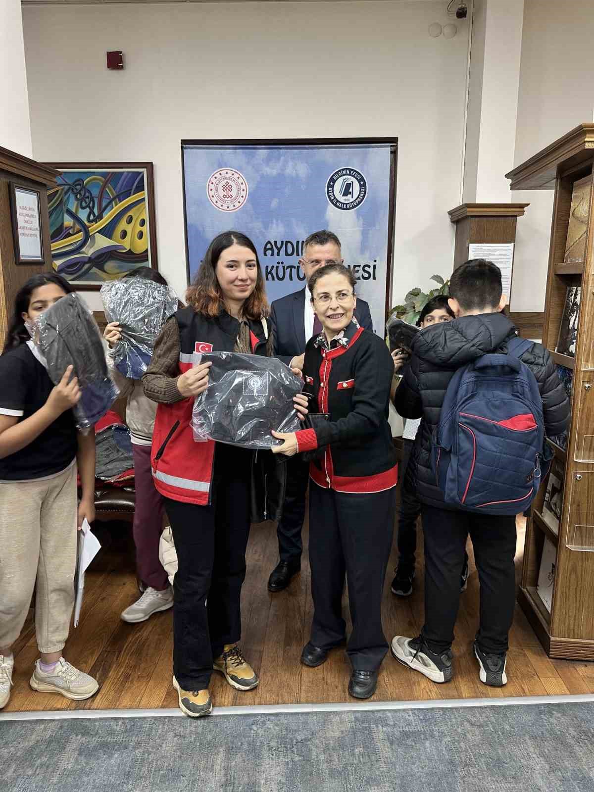 Aydın İl Halk Kütüphanesi’nden öğrencilere çanta hediyesi
