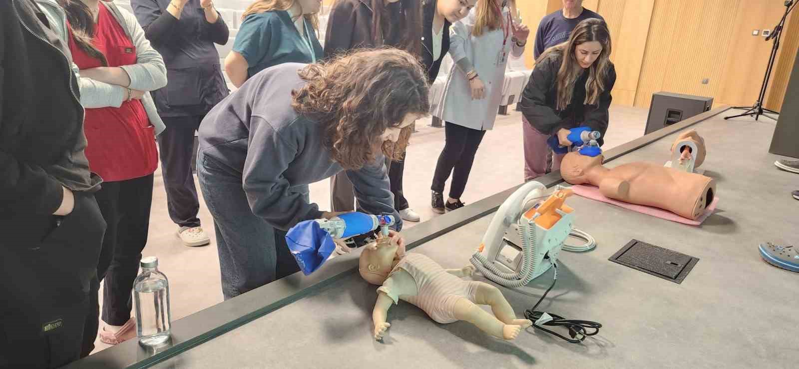 Aydın Şehir Hastanesi’nde çocuk acil ekiplerine kritik eğitim
