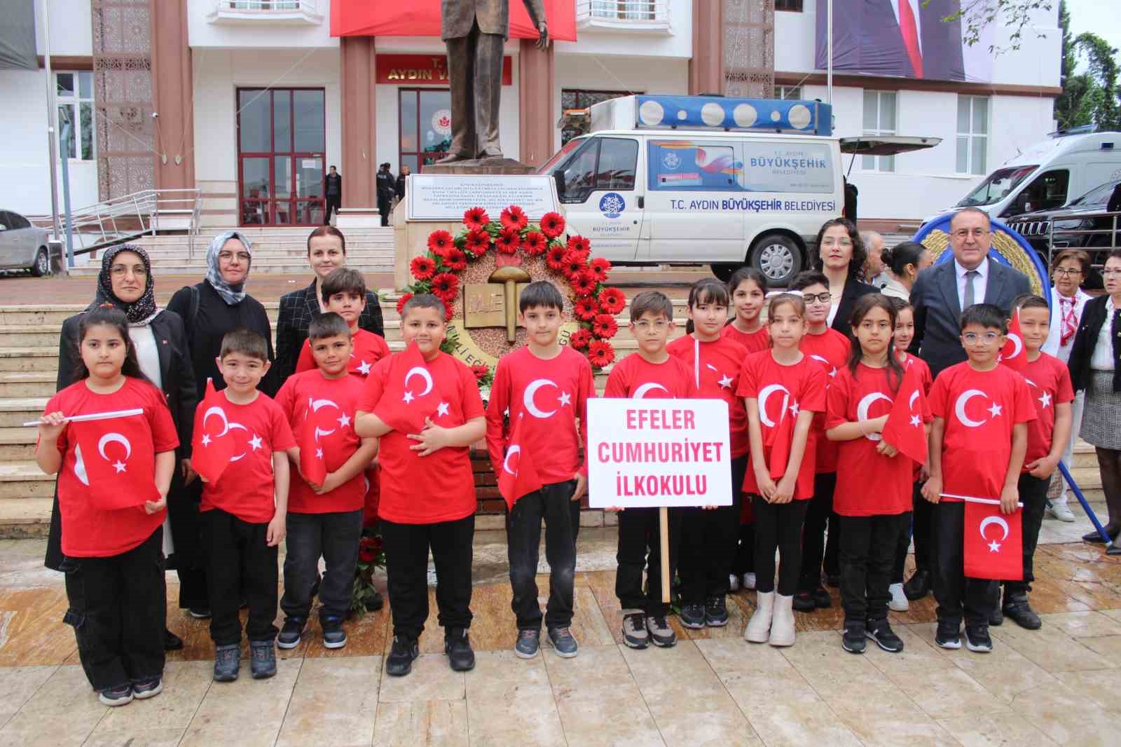 Aydın’da 23 Nisan kutlamaları çelenk sunumuyla başladı
