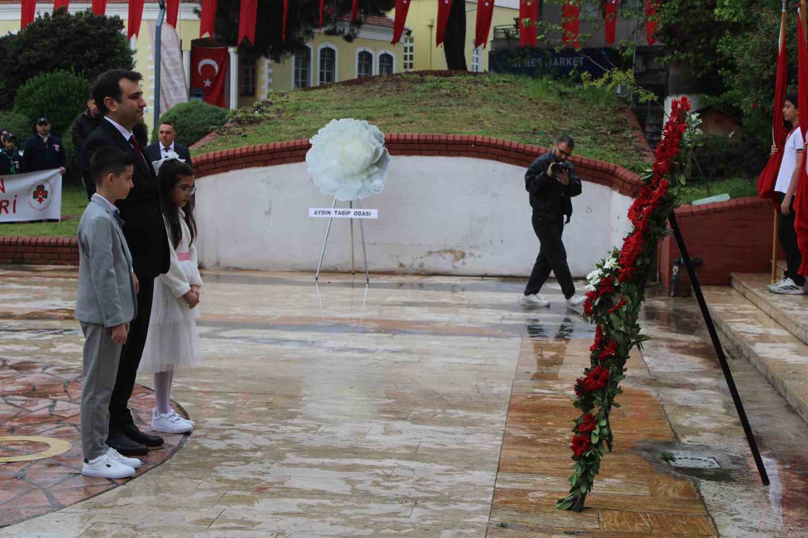 Aydın’da 23 Nisan kutlamaları çelenk sunumuyla başladı
