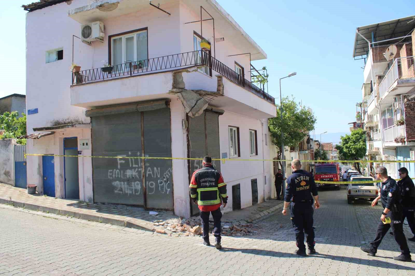 Aydın’da balkon çöktü: 2 yaralı
