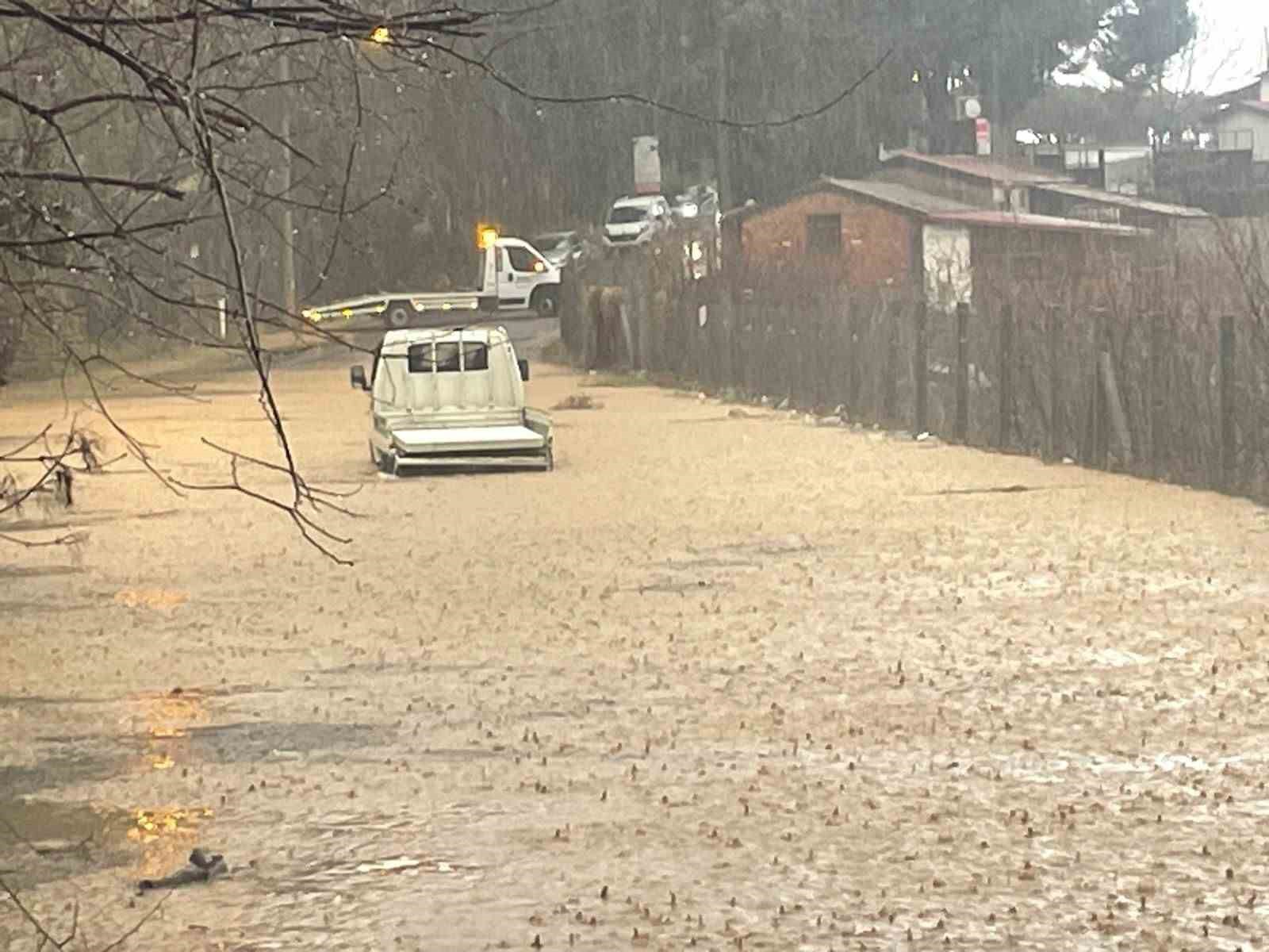 Aydın’da dereler taştı, sokaklar göle döndü
