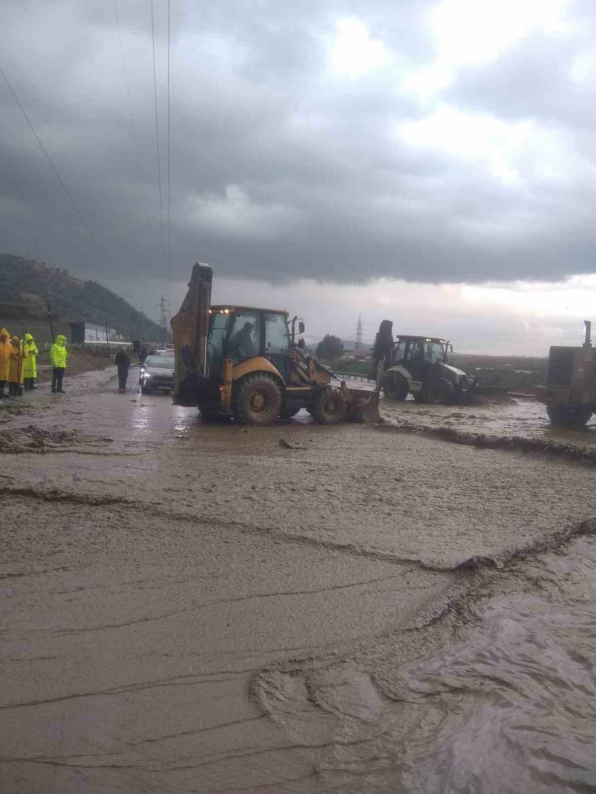 Aydın’da dereler taştı, sokaklar göle döndü
