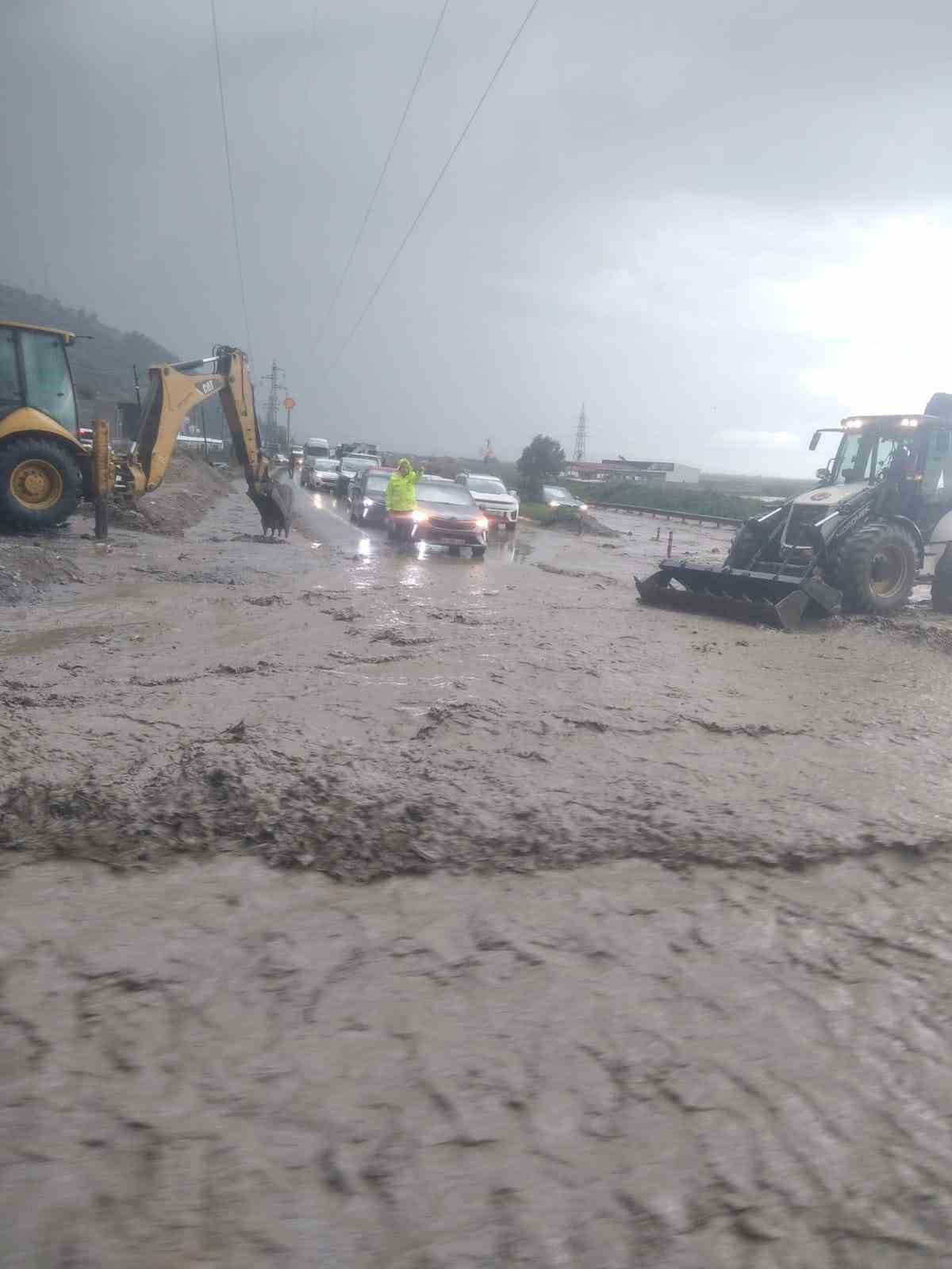 Aydın’da dereler taştı, sokaklar göle döndü
