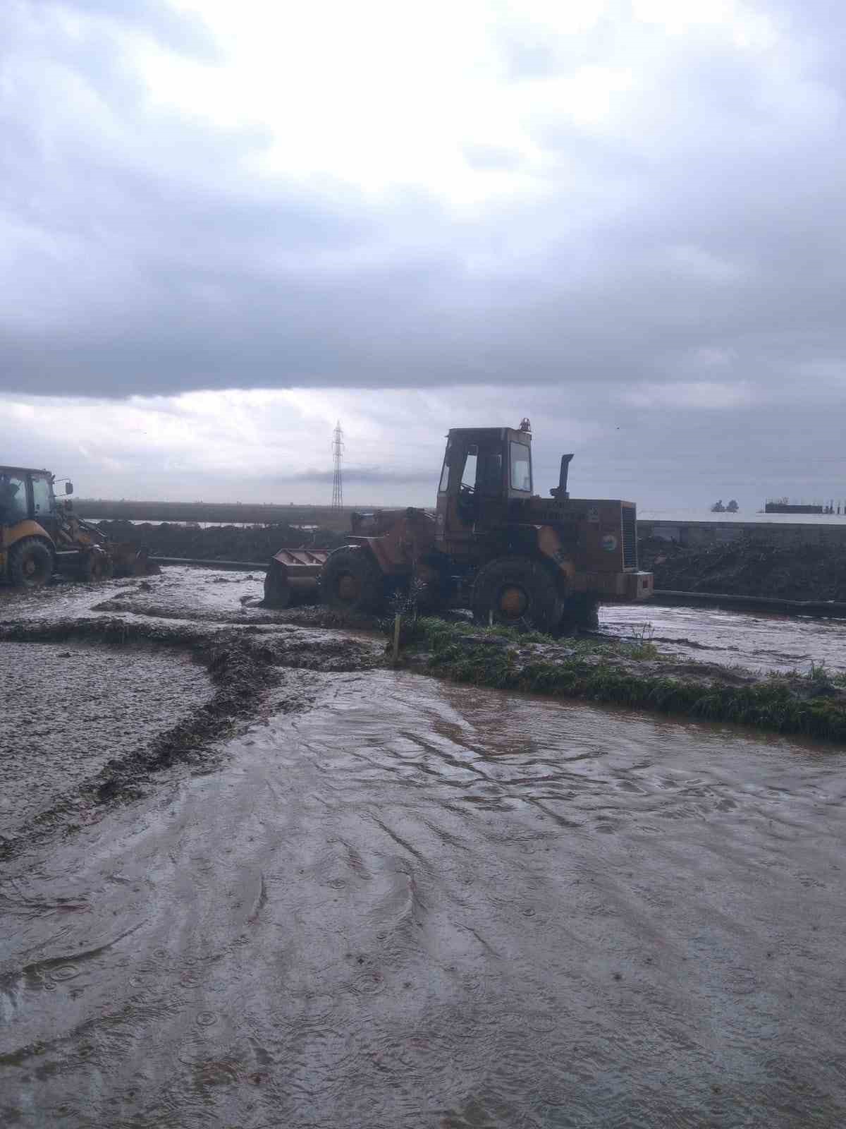 Aydın’da dereler taştı, sokaklar göle döndü
