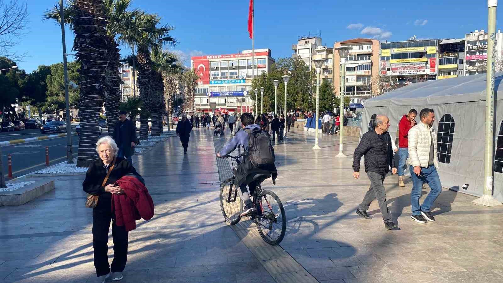 Aydın’da güneş yüzünü gösterdi, çarşıya bahar havası geldi
