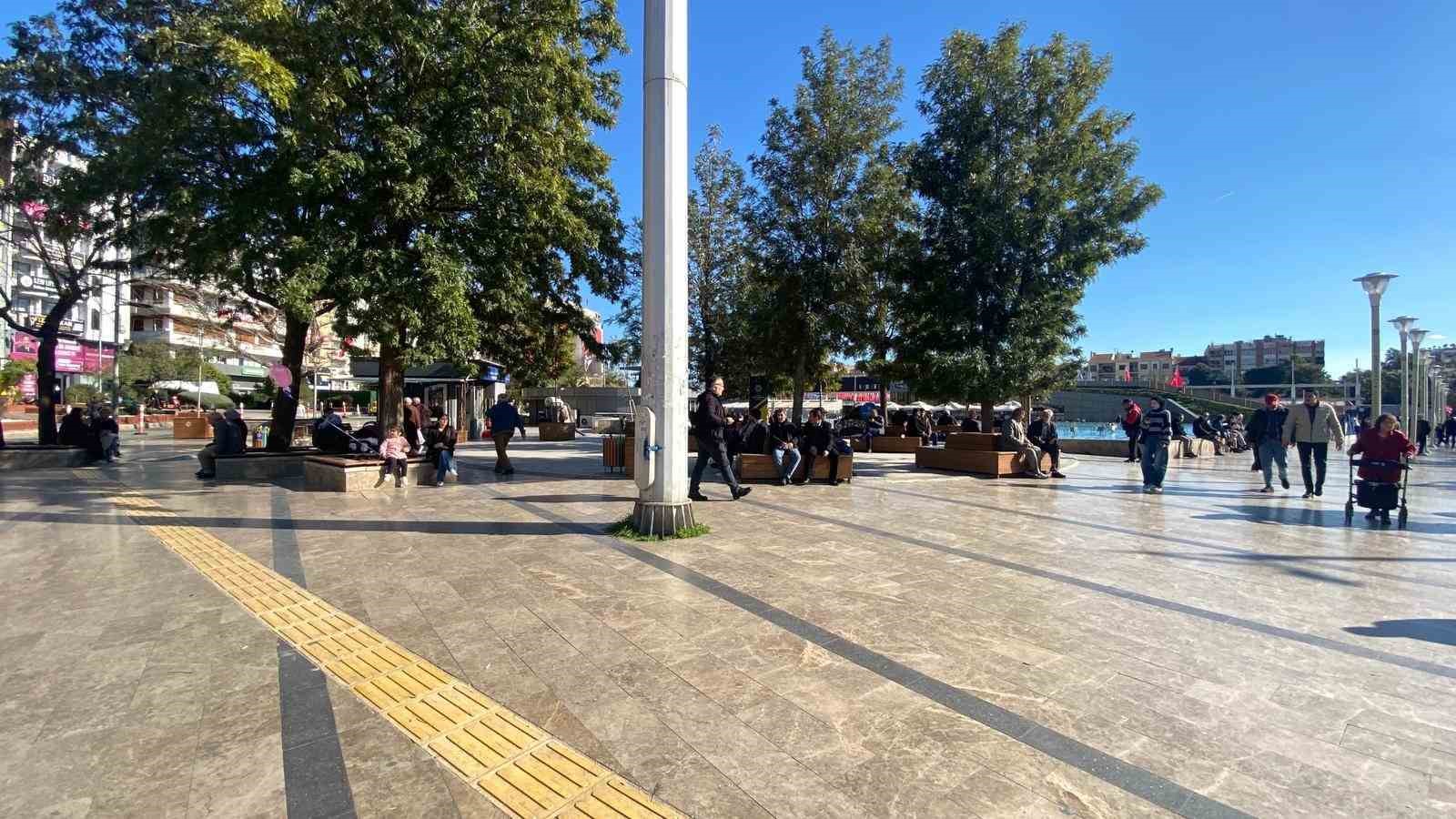 Aydın’da güneş yüzünü gösterdi, çarşıya bahar havası geldi
