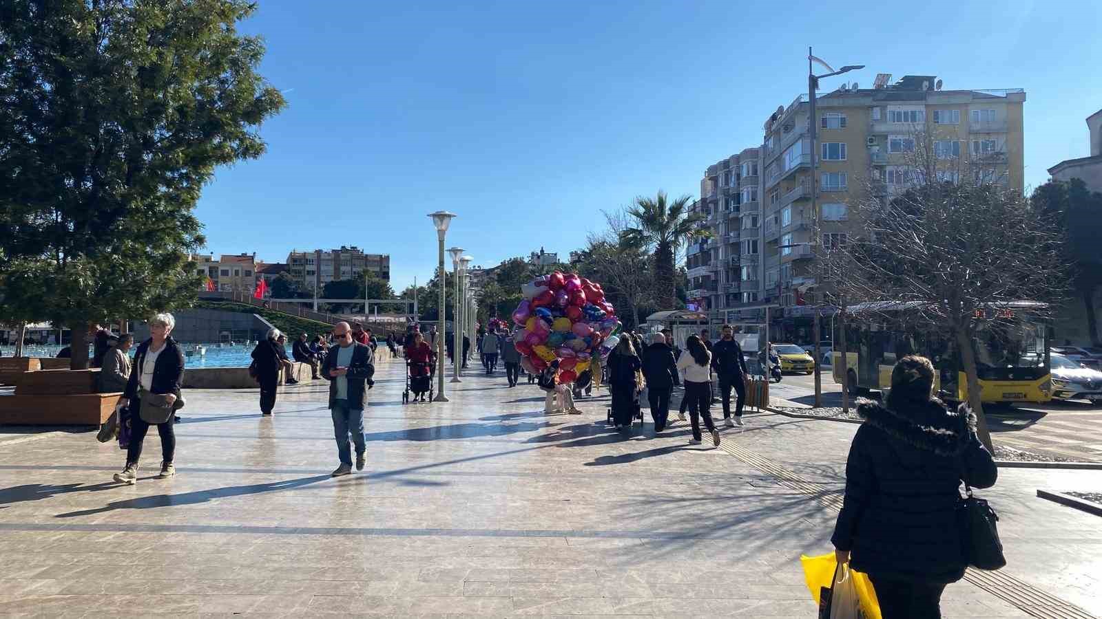 Aydın’da güneş yüzünü gösterdi, çarşıya bahar havası geldi
