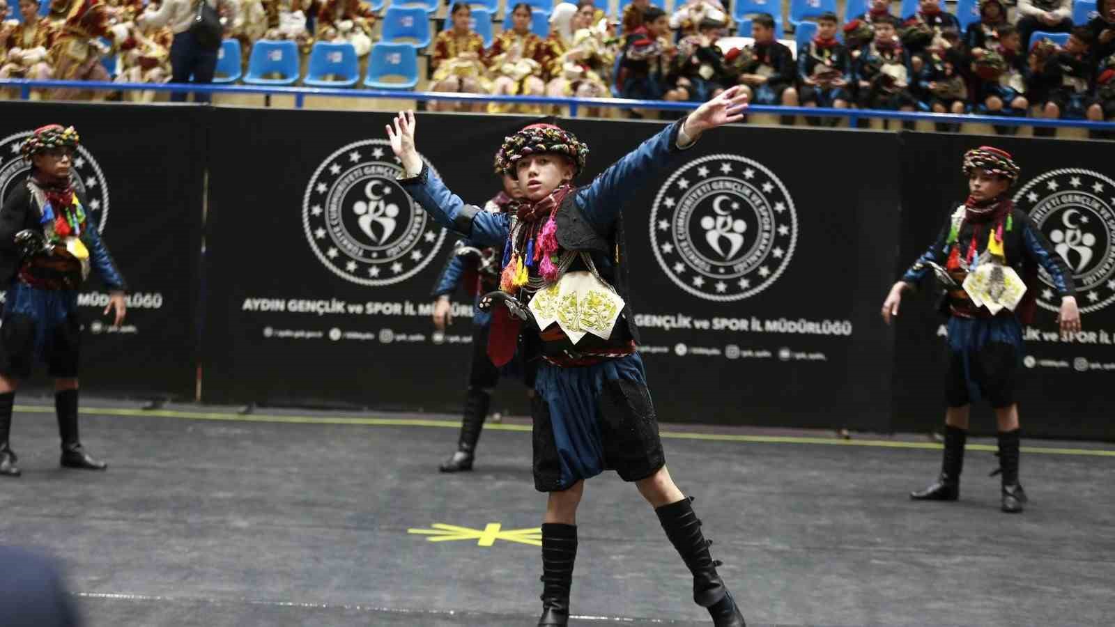 Aydın’da halk oyunları şöleni yaşandı
Aydın’da halk oyunları şöleni yaşandı