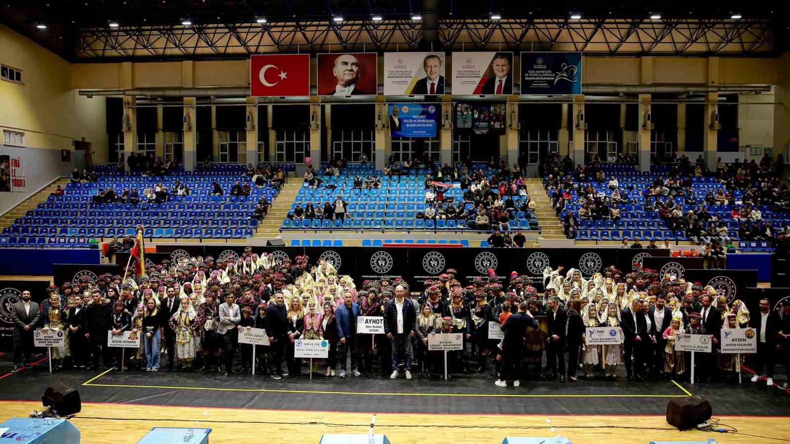 Aydın’da halk oyunları şöleni yaşandı
Aydın’da halk oyunları şöleni yaşandı