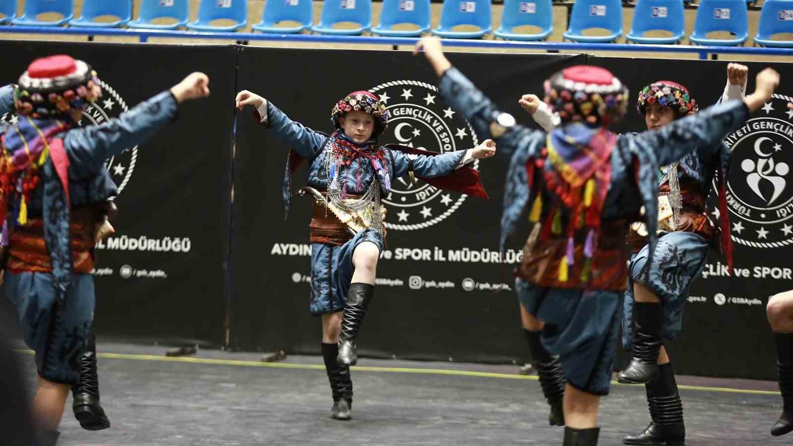 Aydın’da halk oyunları şöleni yaşandı
Aydın’da halk oyunları şöleni yaşandı